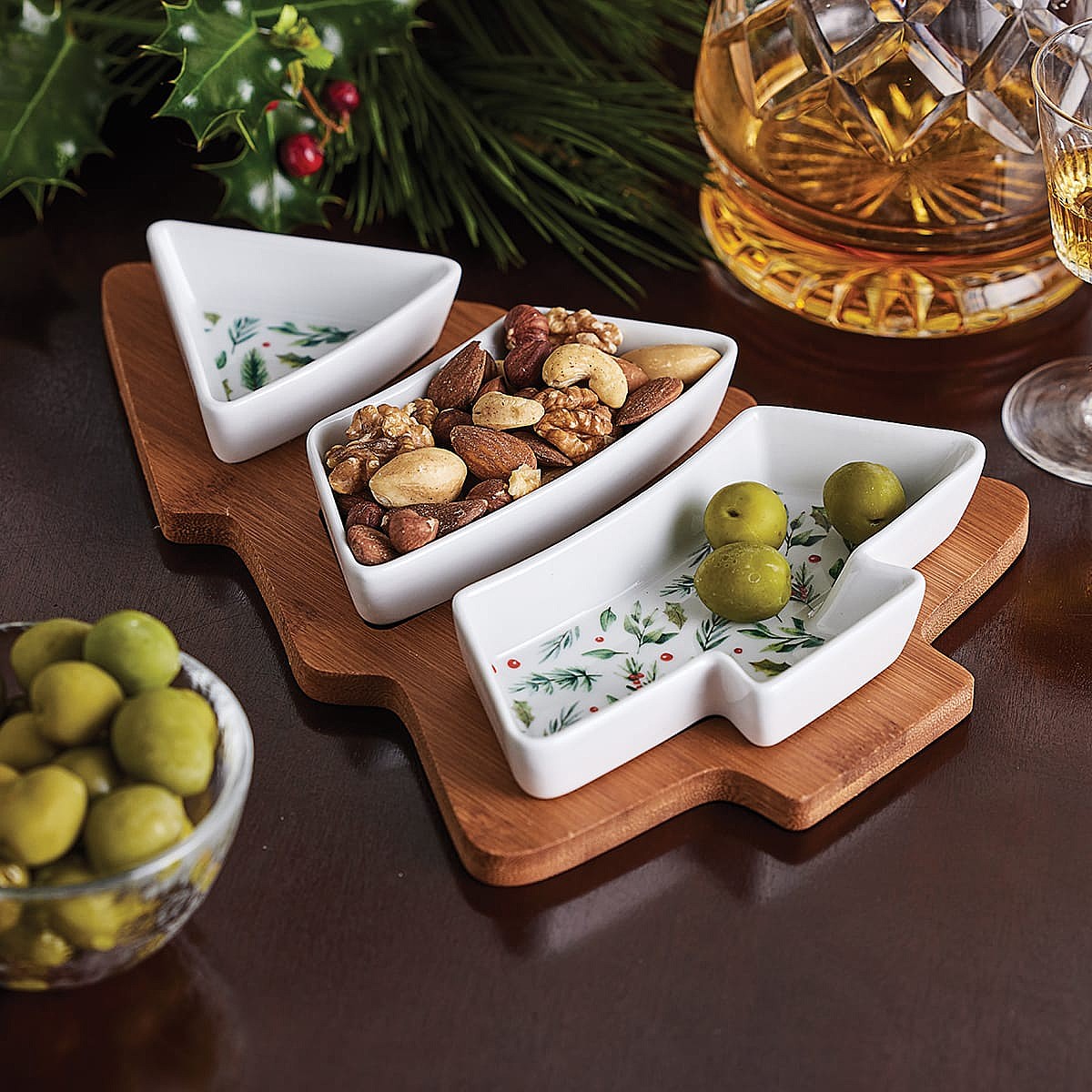 1930s-Inspired Christmas Tree Dish Set Museum Selection